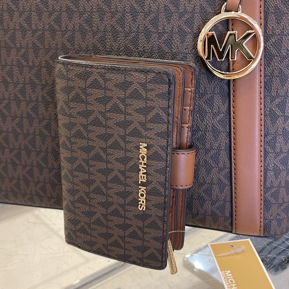 MICHAEL KORS
Medium Signature Logo Wallet 
Brown
NWT - Picture 6 of 16